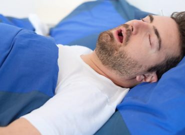 Dormire con la bocca aperta fa male ai denti: vero o falso?