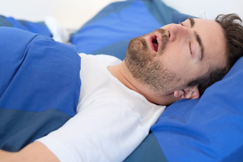 Dormire con la bocca aperta fa male ai denti: vero o falso?
