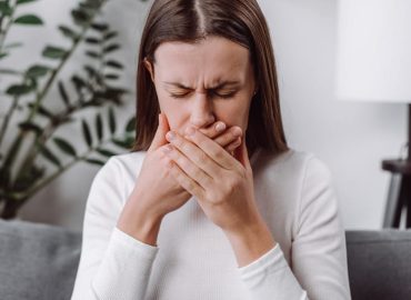 Reflusso gastroesofageo e denti: l’effetto degli acidi dello stomaco sullo smalto